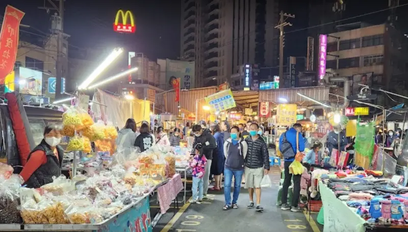 ▲高雄一個知名度不如瑞豐、六和夜市的隱藏版在地夜市被推爆。（圖／翻攝後勁夜市Google評論）