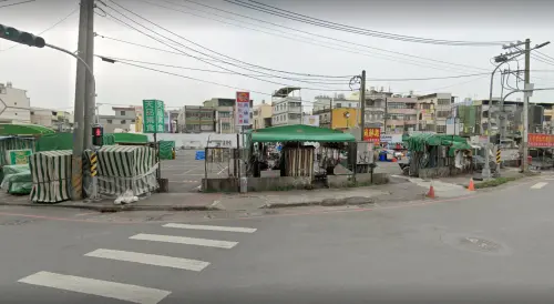 ▲後勁夜市雖然在週五、週六晚間營運，但平日也會有部分食物攤位，為附近居民及加工區民眾營業。（圖／翻攝GoogleMaps）