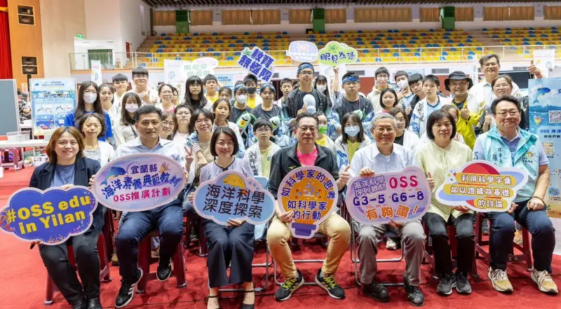 ▲國家海洋研究院攜手宜蘭縣政府舉辦宜蘭勁科學園遊會活動，由國家海洋研究院院長陳建宏(前排右3)與副院長李寶卿(前排左3)，以及宜蘭縣政府教育處處長簡信斌(前排中)共同主持。(圖／國家海洋研究院提供)