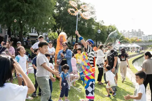 ▲千餘民眾參加由水利局與南區公所主辦的「悠遊康橋野餐趣」，歡度快樂假日。（圖／市府提供）