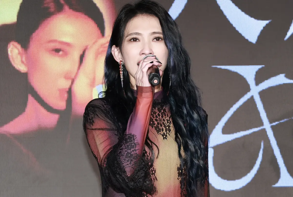 ▲戴佩妮（如圖）睽違9年回到台北小巨蛋開演唱會，今（22）日舉行《2025「雙生火焰」演唱會》座無虛席，而周杰倫送花籃祝賀2字「讚喔！」江蕙則寫道「音樂才女，祝演出順利、成功，愛妳的二姊。」（圖／記者吳翊緁攝）