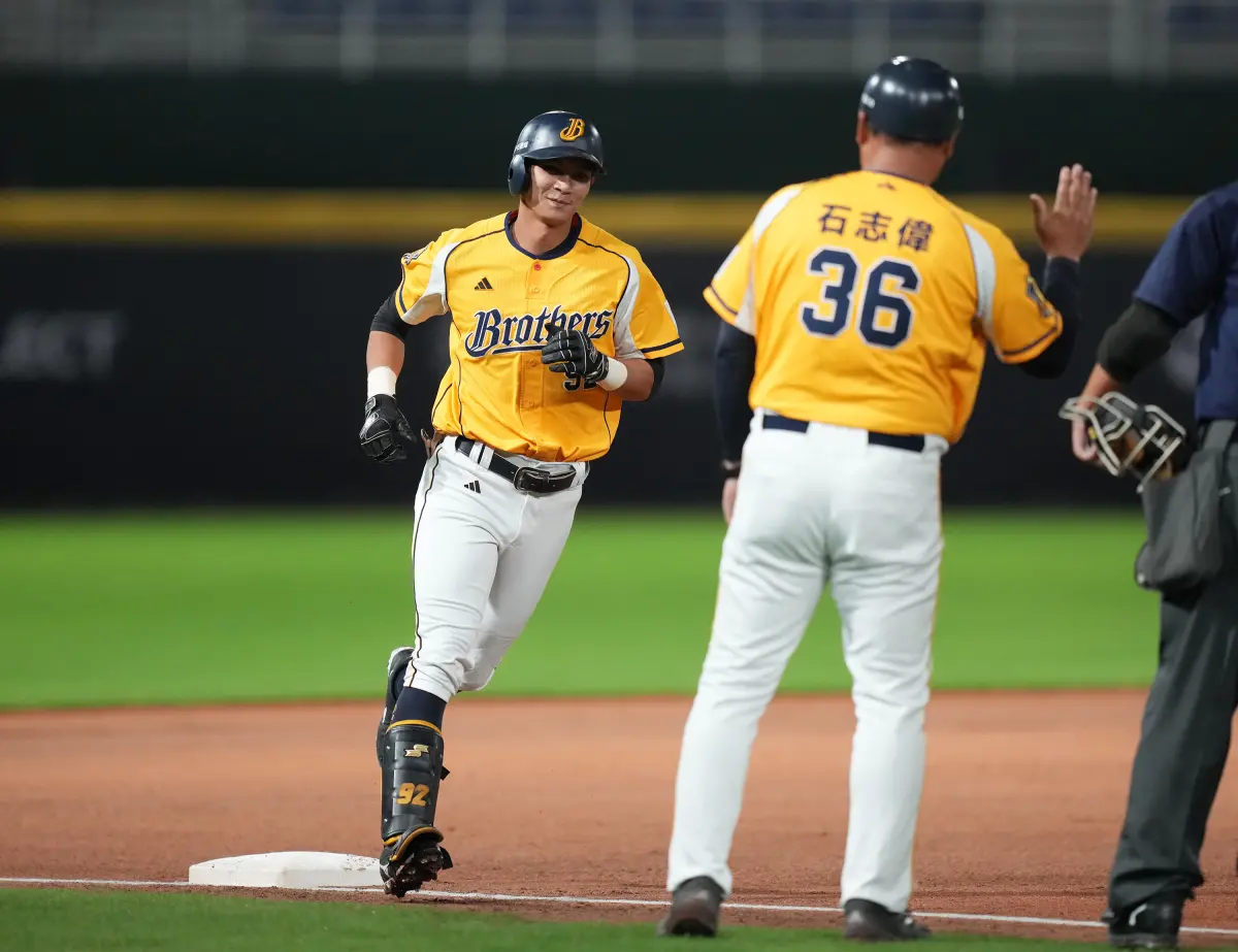 ▲中信兄弟中外野手岳政華，在官辦熱身賽交手中華隊的比賽，首局首打席開轟，為兄弟先馳得點。（圖／中華棒協提供）