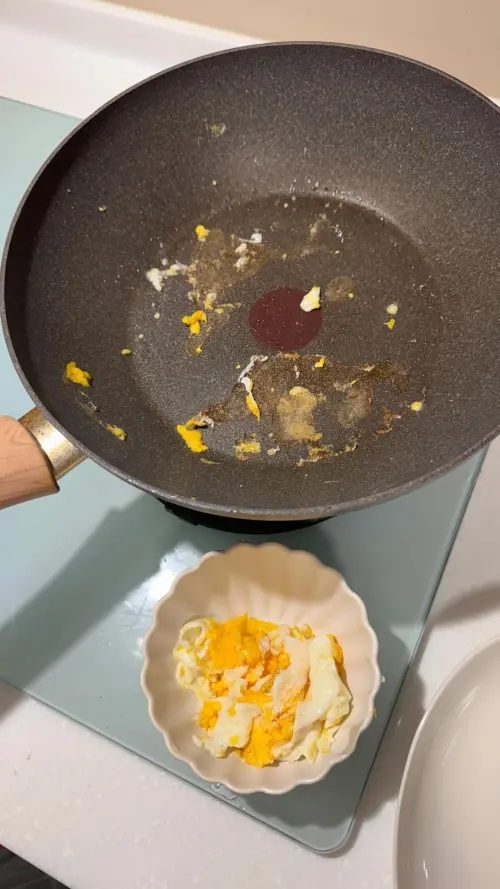 ▲人妻說只要不沾鍋開始沾黏,就會把鍋子丟掉,因為很怕是塗層脫落。(圖/翻攝Threads) ▲人妻說只要不沾鍋開始沾黏,就會把鍋子丟掉,因為很怕是塗層脫落。(圖/翻攝Threads)