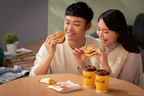 ▲McGriddles「豬肉蛋厚鬆餅堡」單點79元，薯餅套餐121元；McGriddles「豬肉厚鬆餅堡」單點69元，薯餅套餐111元；McGriddles「火腿蛋厚鬆餅堡」單點71元，薯餅套餐113元。（圖／台灣麥當勞提供）