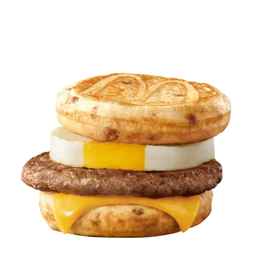 ▲迫不急待開吃台灣麥當勞McGriddles「豬肉蛋厚鬆餅堡」單點79元，薯餅套餐121元。（圖／台灣麥當勞提供）