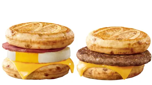 ▲台灣麥當勞McGriddles「火腿蛋厚鬆餅堡」單點71元，薯餅套餐113元；「豬肉厚鬆餅堡」單點69元，薯餅套餐111元。（圖／台灣麥當勞提供）