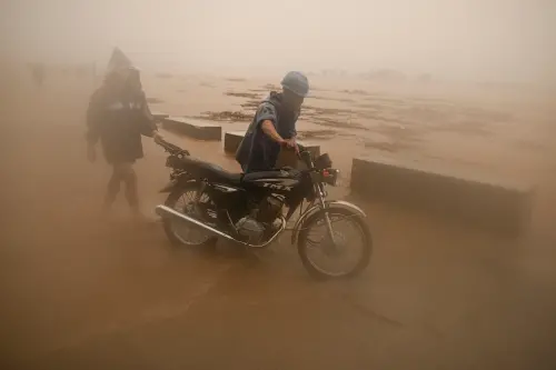 ▲颱風桔梗從濱海小鎮達里薩格登陸，當地風雨十分猛烈。（圖／美聯社／達志影像）