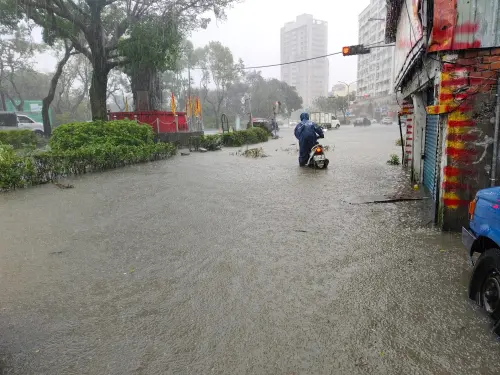 桔梗颱風聯手東北季風！宜蘭「豪雨炸整天」　公園、馬路淹成汪洋
