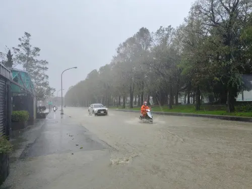 ▲宜蘭地區多處道路、公園都出現淹水災情，雨勢可能延續至明（13）日清晨。（圖／北成里里長羅暳鎂臉書）