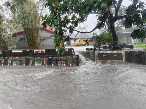 ▲宜蘭地區中午左右單日雨量就超越200毫米，雨勢達到「豪雨等級」。（圖／北成里里長羅暳鎂臉書）