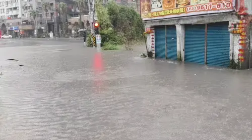 快訊／豪雨轟宜蘭！羅東等5區一級淹水警戒　蘇澳時雨量破62毫米
