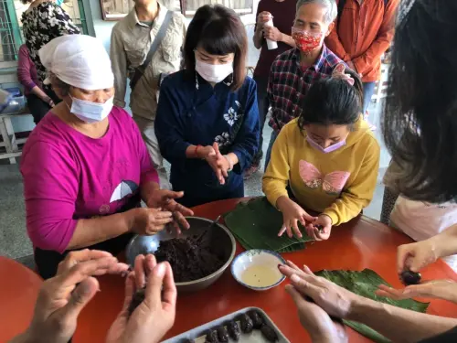 ▲越嶺穿河祈福路至福安庄手作粄食當點心。（圖／高市府客委會提供）