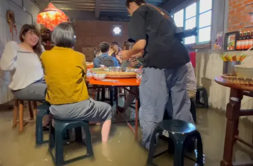 宜蘭遭豪雨強襲！阿芳鹹粥店內淹水了　顧客「吃流水席」畫面曝光
