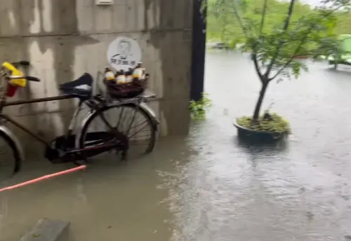 ▲阿芳鹹粥業者也表示，當地從上午雨勢愈來愈大，先是外面開始淹水，但接近中午水就淹進店裡。（圖／阿芳鹹粥授權使用）