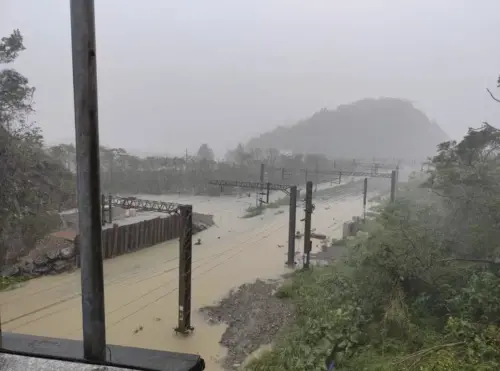 大雷雨狂炸宜蘭！台鐵「新馬=蘇新間」水淹過軌道　雙線交通中斷
