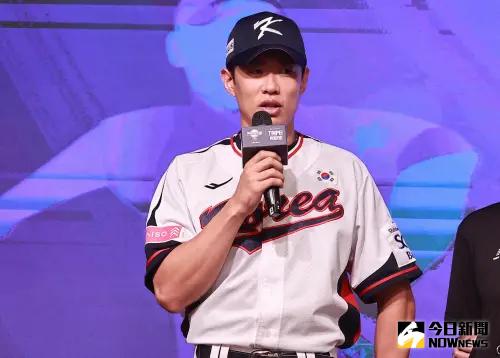 ▲韓國強打宋成文昨傳出與聖地牙哥教士達成加盟3年1300萬美元（約合新台幣4億）協議，韓媒普遍看好，並認為宋成文沒有選擇最初的潛在下家洛杉磯天使，絕對是正確決定，「他們容忍禁藥醜聞、放棄農場，只顧砸錢，白白浪費大谷翔平的生涯，是一支無能的大爛隊。」（圖／記者葉政勳攝 , 2024.11.12）