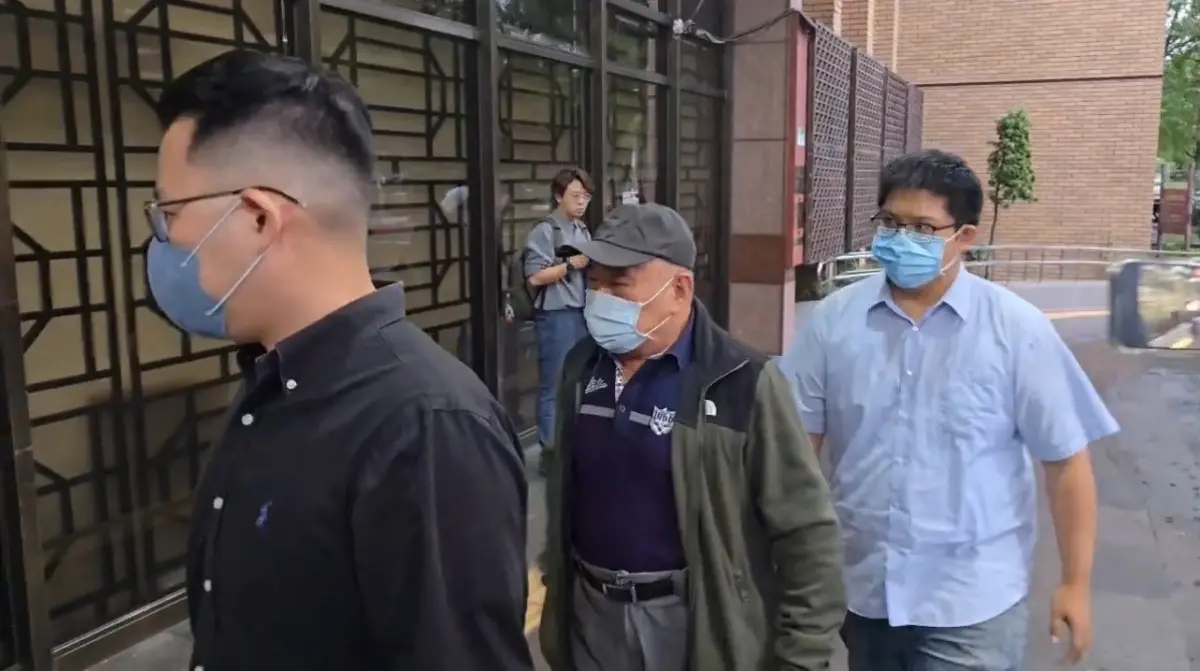 ▲台北市議員應曉薇的助理吳順民，日前被檢廉傳喚複訊，快步進入北檢偵查庭應訊。（圖／翻攝畫面）