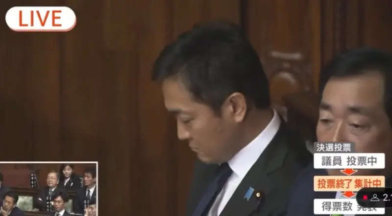 ▲外遇的日本國民民主黨主席玉木雄一郎被拍到在首相指名選舉中「閉目養神」。(圖/翻攝自X)