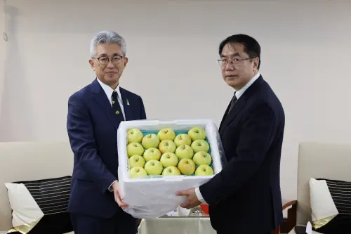 ▲櫻田宏市長致贈黃偉哲弘前蘋果。(圖／南市府提供)