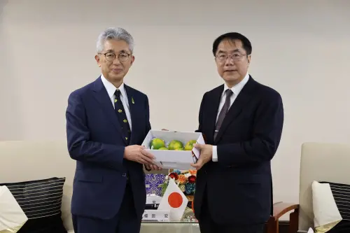 ▲黃偉哲市長致贈青皮椪柑禮盒給櫻田宏市長。(圖／南市府提供)