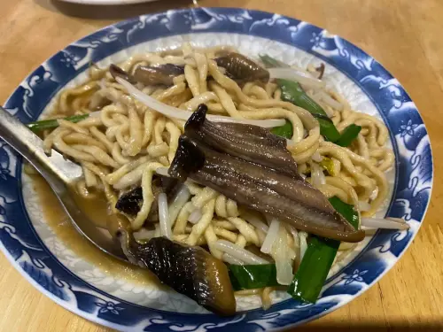 ▲延三夜市台南鱔魚麵熱炒專家「鱔魚意麵」，入選2024臺北夜市打牙祭夜市十大神美食名單。（圖／Google評論）