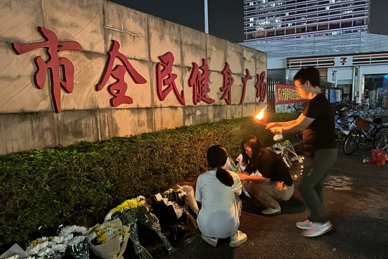 ▲中國廣東省珠海市一處體育中心，11日晚間發生車輛無差別衝撞路人，至少35人死亡、43人受傷的慘劇。圖為事發後前去獻花哀悼的民眾。（圖／美聯社／達志影像）