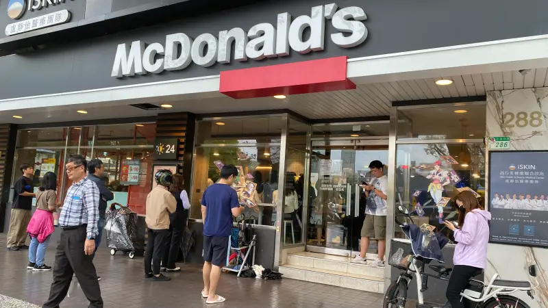 ▲麥當勞今開賣「McGriddles楓糖鬆餅漢堡」再掀演唱會般排隊人潮，清晨5:30就有人搶買17顆，台北西湖餐廳等多家門市完售！官方回應「正補貨中」。（圖／記者蕭涵云攝）