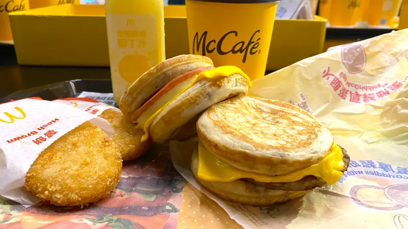 ▲McGriddles鬆餅漢堡掀全台麥當勞之亂！開賣第五天Threads出現「收麥當勞豬肉厚鬆餅堡三顆500」串文，脆友驚訝「這也能黃牛」；早餐時段還激出「麥當勞鬆餅漢堡門市查詢」的動態分享。（圖／記者蕭涵云攝）