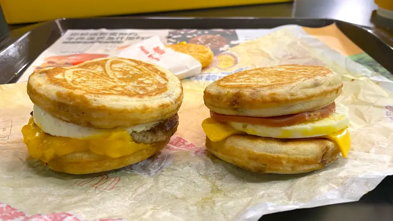 ▲麥當勞McGriddles「厚鬆餅堡」終於來台了！今（13）日早上正式在全台麥當勞門市開賣，結果立刻引爆搶購潮。（圖／記者蕭涵云攝）