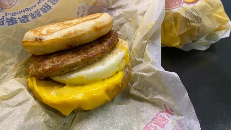 ▲「McGriddles楓糖鬆餅漢堡」熱賣，好食課營養師楊哲雄分享麥當勞早餐熱量排行，發現「豬肉蛋厚鬆餅堡」熱量481.2大卡、鈉含量破千。建議別再配雞塊套餐，飲料以無糖茶跟純美式咖啡為主。（圖／記者蕭涵云攝）