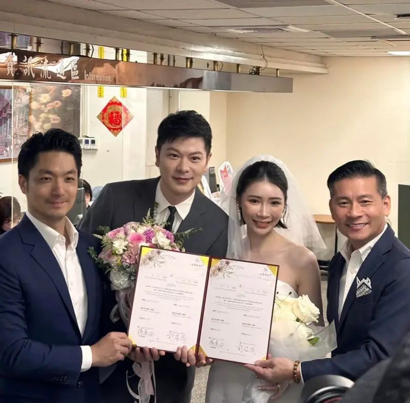 ▲國民黨台北市議員李柏毅（左2）結婚，台北市長蔣萬安（左1）與台北市議長戴錫欽（右1）都到場祝福。（圖／翻攝李柏毅臉書）