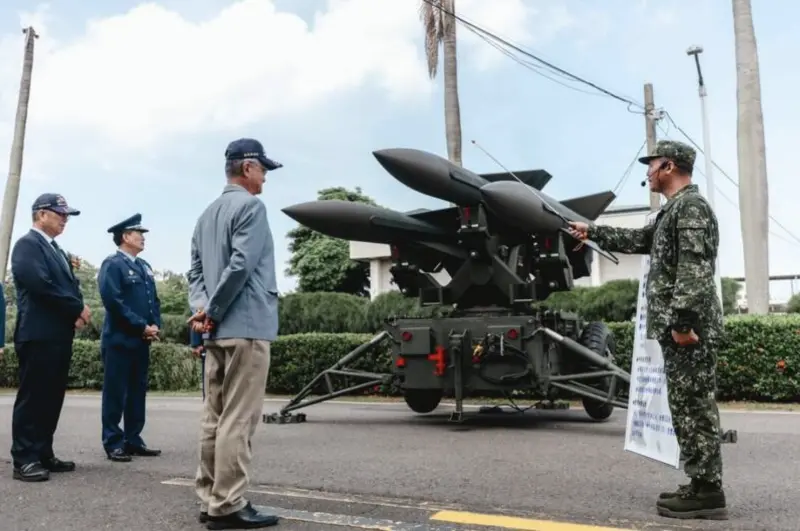 ▲空軍飛彈旅說明官向曾任防空部隊主官管的退將，說明鷹式飛彈的性能。（圖／翻攝自自中華民國空軍臉書專頁）