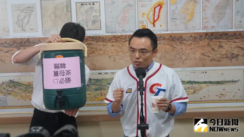 ▲12強棒球賽台韓大戰登場,國民黨立委洪孟楷特地換上棒球服,請助理扛了一桶薑母茶,茶桶上還貼著,「驅韓薑母茶,CT必勝!」(圖/記者呂炯昌攝,2024.11.13)