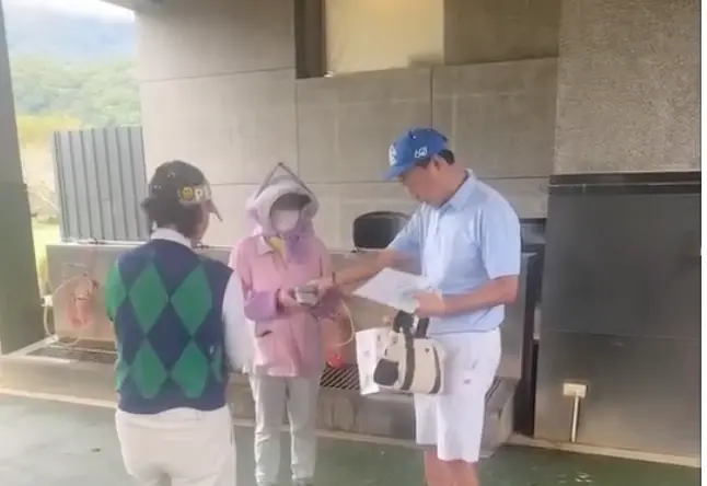 郭台銘打高爾夫一桿進洞!當場豪擲現金50萬賞桿弟 網紛紛喊爸 | 政治快訊 | 要聞 | NOWnews今日新聞