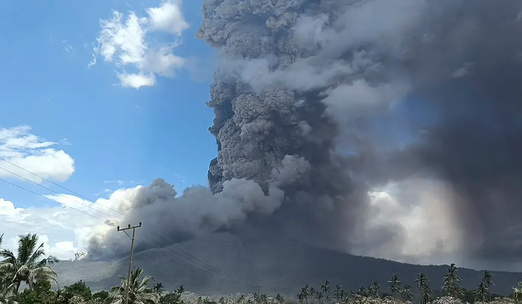 印尼火山頻爆發直衝天際！峇里島國際航班停飛 數千旅客受困