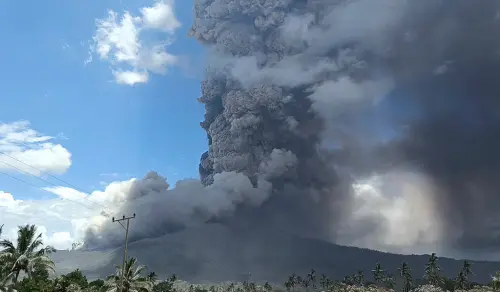 影／印尼火山頻爆發直衝天際！峇里島國際航班停飛　數千旅客受困
