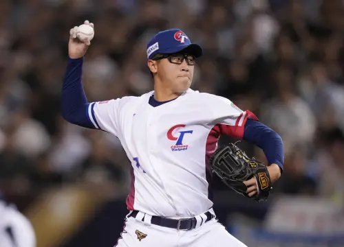 莊昕諺是樂天鐵牛棚一員,本季投出生涯年,總共出賽50場,共44.1局的投球,拿下6勝1敗、11次中繼成功,防禦率3.45,每局被上壘率1.29,並且入選年度最佳進步獎。(圖/中華棒協提供) 莊昕諺是樂天鐵牛棚一員,本季投出生涯年,總共出賽50場,共44.1局的投球,拿下6勝1敗、11次中繼成功,防禦率3.45,每局被上壘率1.29,並且入選年度最佳進步獎。(圖/中華棒協提供)