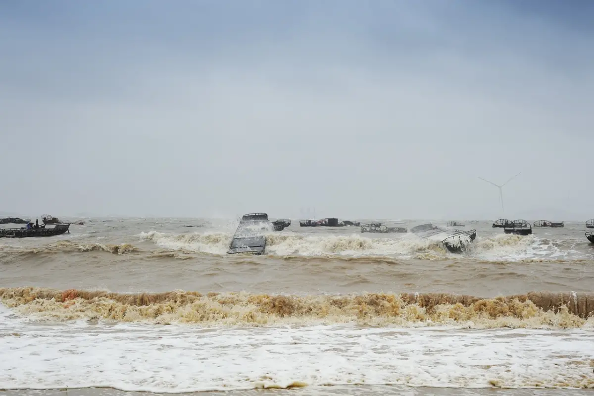 ▲美國加州日前發生一起翻船事故，一位13歲少年和家人出海捕蟹，不料船在海上意外翻覆，危急中少年父親叫少年躲進保冷箱中在海上漂流求生，最終少年在一天後順利獲救，但是船上的另4名親戚則不幸罹難。（示意圖／翻攝自Pixabay）