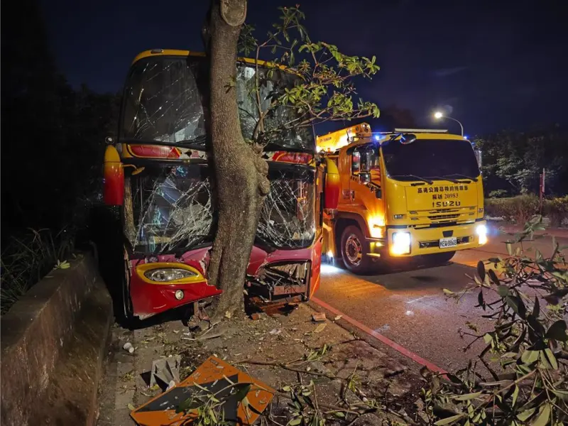 ▲桃園市平鎮區私立育達高中校車，今日傍晚因不明原因衝撞路樹，導致司機腿部開放性骨折，與車上7名學生受傷送醫，所幸皆無生命危險。（圖／翻攝畫面）