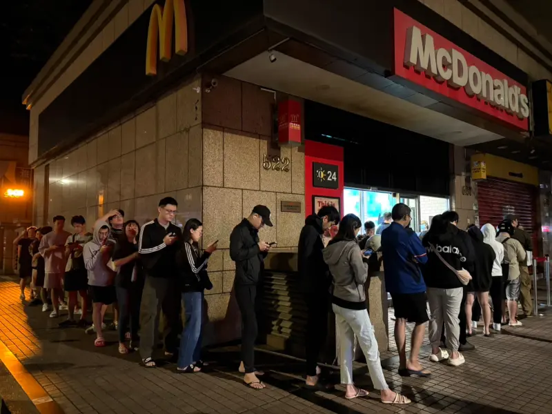 ▲麥當勞「厚鬆餅堡」開賣第二天人氣更旺，準時清晨5點，麥當勞門市已經排了約有30人。（圖/記者張嘉哲攝）