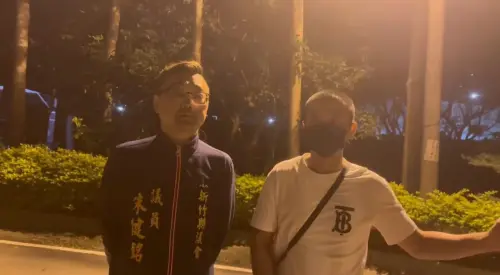 開車輾壓流浪狗的徐姓車主,在縣議員陪同下出面鞠躬道歉,但仍可能依動保法開罰,最重處7萬5000元罰鍰。(圖/翻攝朱健銘粉絲團臉書) ▲開車輾壓流浪狗的徐姓車主,在縣議員陪同下出面鞠躬道歉,但仍可能依動保法開罰,最重處7萬5000元罰鍰。(圖/翻攝朱健銘粉絲團臉書)