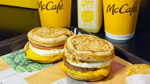 ▲台灣麥當勞熱烈開賣「McGriddles楓糖鬆餅漢堡」，才起床就發現想去的門市餐廳「厚鬆餅堡」已完售。究竟，麥當勞早餐時間到幾點？幫大家一次整理套餐價格、熱量。（圖／記者蕭涵云攝）