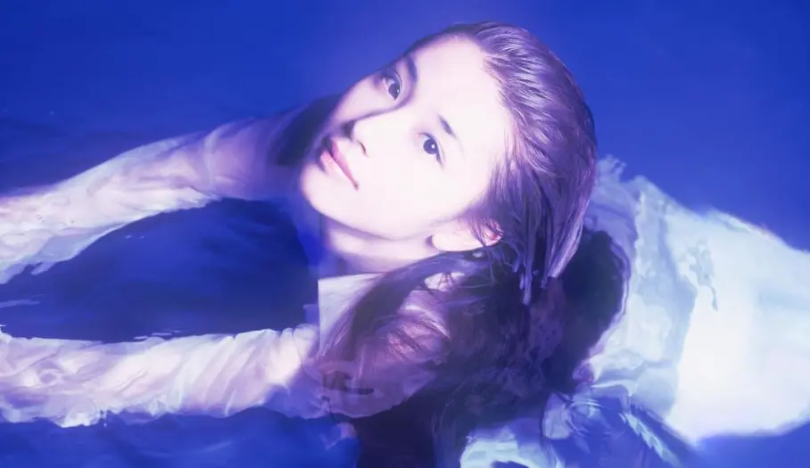 ▲鈴木紗理奈在記者會上大方認愛半同居的富商男友，卻被告知對方已婚有小孩，她秒淪為小三，當場崩潰掉淚。（圖／IG@munehirovoice）