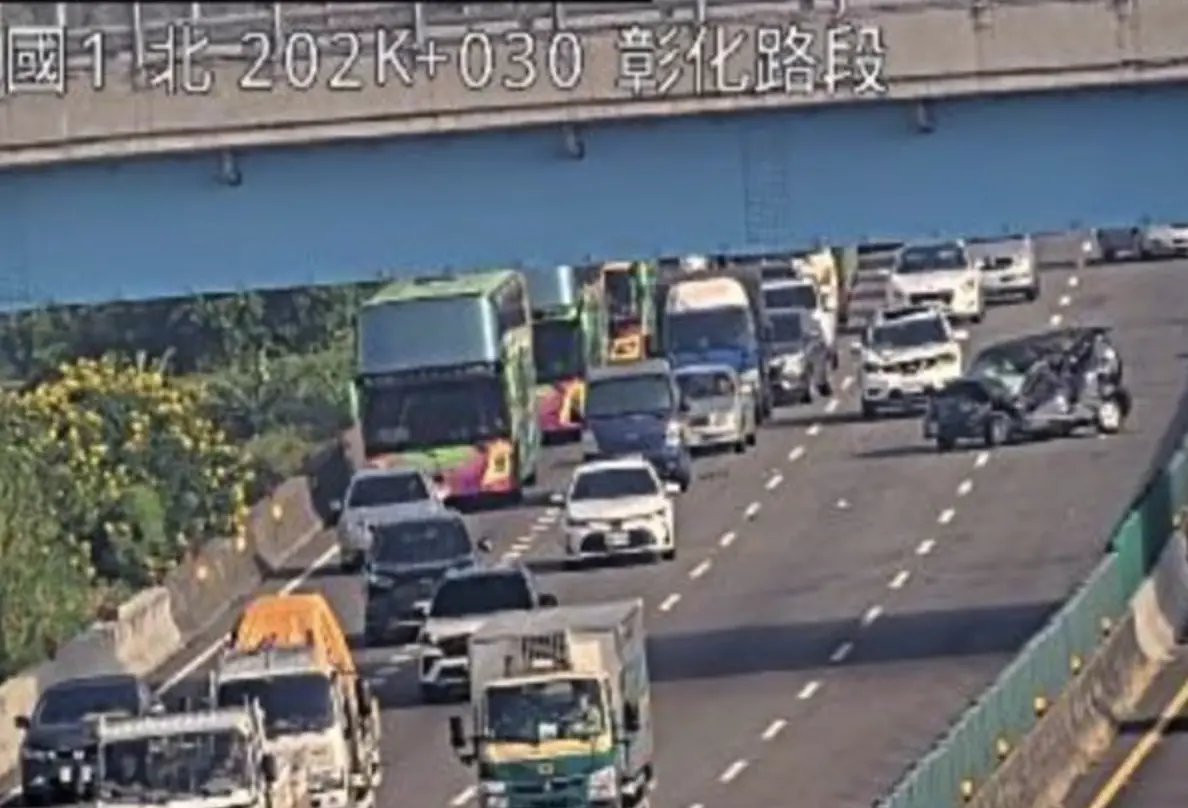 國1北上大貨車「輪胎噴飛」！對向小客車遭砸 駕駛失去生命跡象