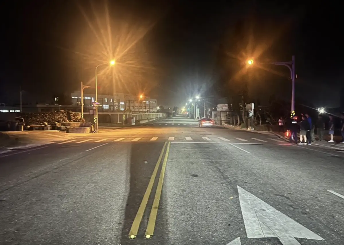 ▲澎湖一名現役軍人昨（13）日離營外宿，豈料剛踏出營區過斑馬線時，慘遭自小貨車撞上，緊急送醫仍不治，根據警方初步調查，肇事的小貨車駕駛竟是酒駕，酒精濃度達0.25毫克。（圖／翻攝畫面）