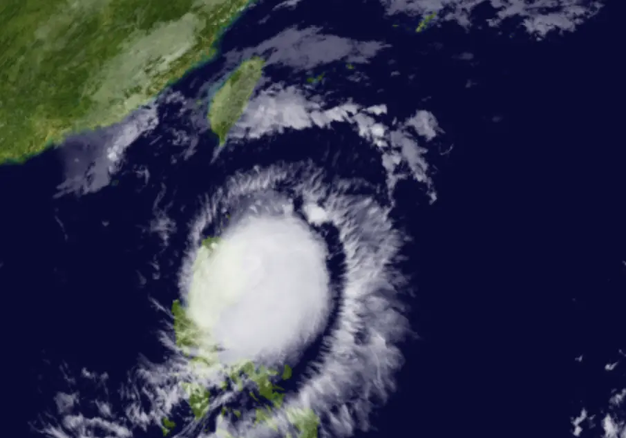 ▲天兔颱風陸警預估最快今（14）日傍晚發布，未來路徑還有許多不確定性，對台灣影響也大不相同。（圖／翻攝向日葵8號衛星）