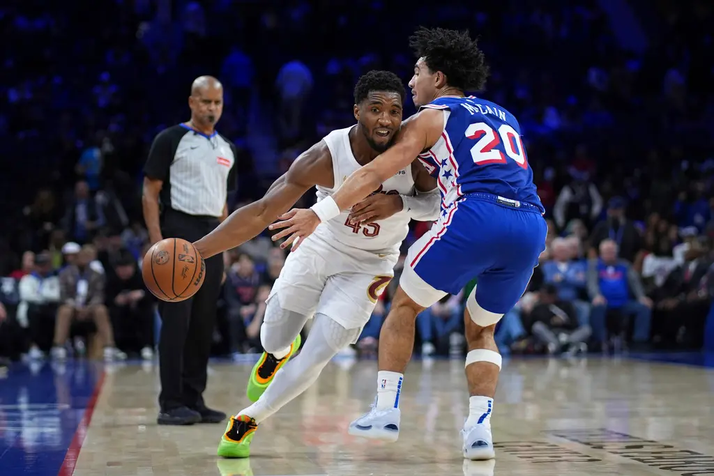 ▲克里夫蘭騎士在本季打出完美開局，面對3位主力缺陣的76人，靠Donovan Mitchell終場前3分鐘連砍11分，最終以114:106擊敗對手，拿下開季13連勝，追平「詹皇」LeBron James的帶隊紀錄。（圖／美聯社／達志影像）