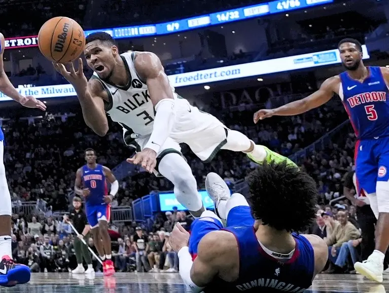 ▲活塞隊Isaiah Stewart因拉扯 Antetokounmpo 球衣而被判為二級惡意犯規並遭驅逐，Antetokounmpo慘摔在地。（圖／美聯社／達志影像）