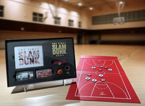 ▲《灌籃高手THE FIRST SLAM DUNK》藍光套裝台灣限量版，外盒還做成可以放在展示架上收藏，以及攤平之後變成籃球場造型桌遊的雙重設計。（圖／六六喜喜提供）