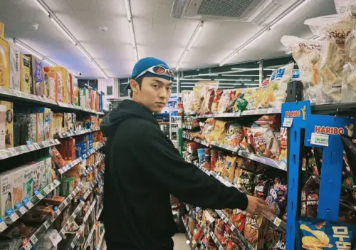 金秀賢師弟崔顯旭曬公仔！倒影見「腿開開裸體」　秒刪文也來不及
